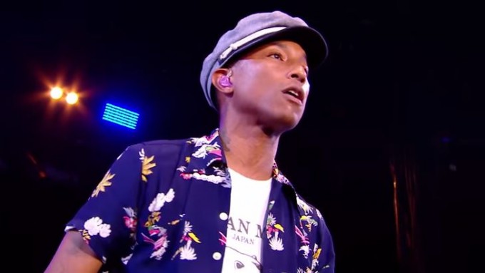 pharrell-performs-freedom-at-glastonbury-2015