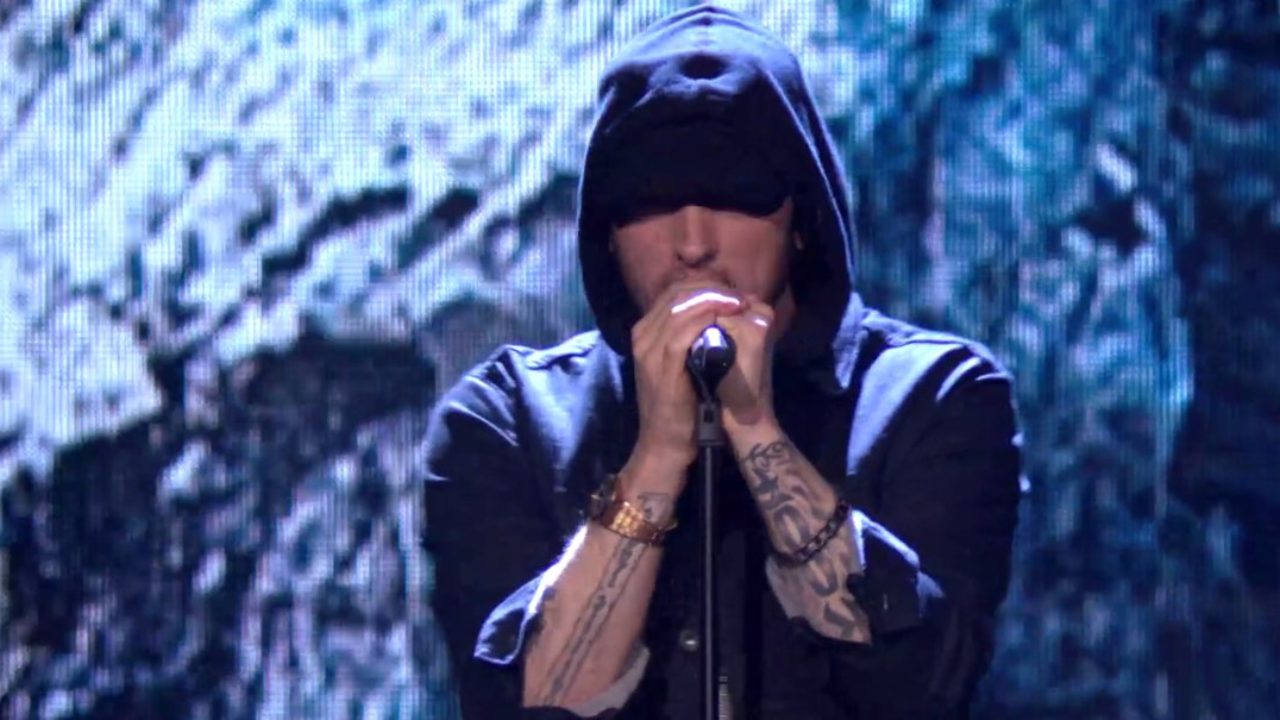Эминем самая популярная. Eminem Hall of Fame 2022. Эминем плачет. Эминем 1992. Эминем часы.